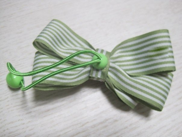 Мастерим из лент объемный бантик на резинке