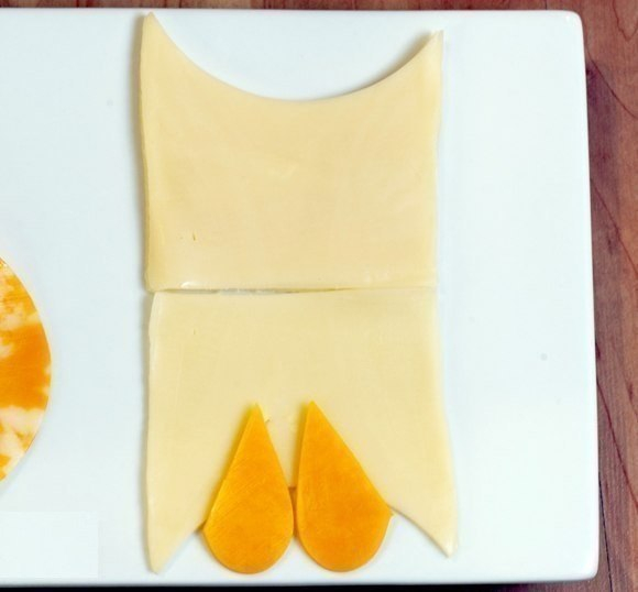 Красивое оформление нарезки сыра и колбасы