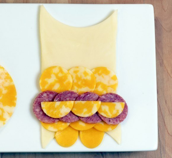 Красивое оформление нарезки сыра и колбасы