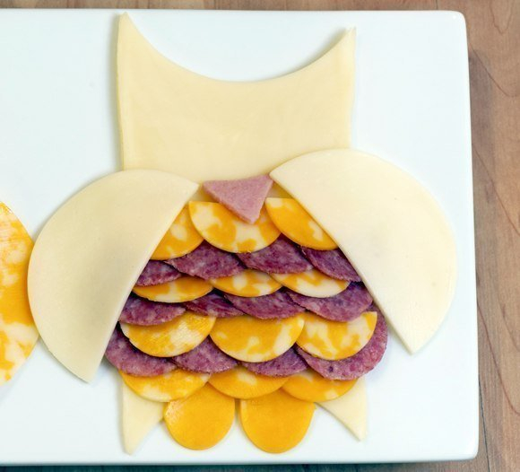 Красивое оформление нарезки сыра и колбасы