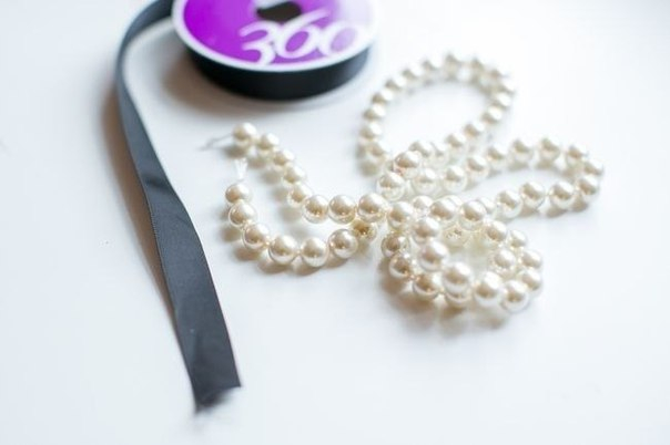 Ожерелье из ленты и бусин