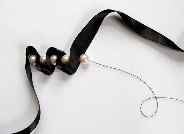 Ожерелье из ленты и бусин