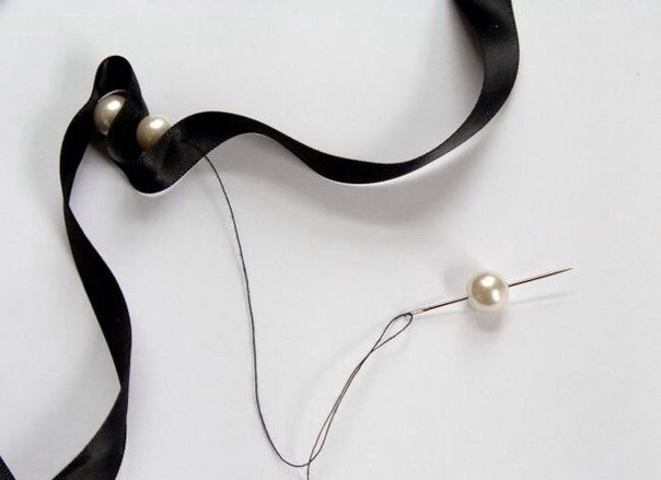 Ожерелье из ленты и бусин