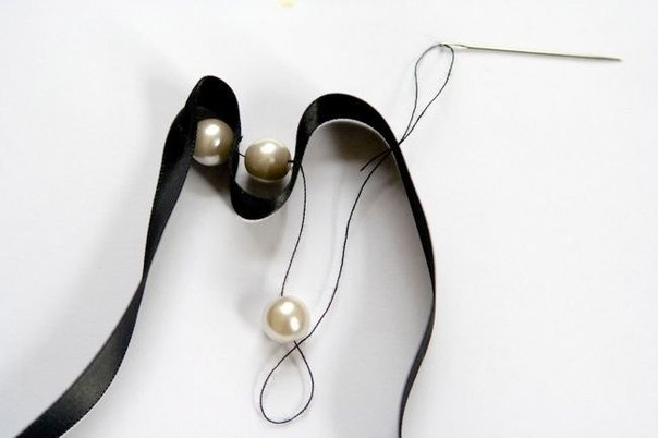 Ожерелье из ленты и бусин