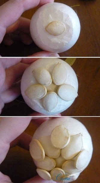 Украшение из тыквенных семечек