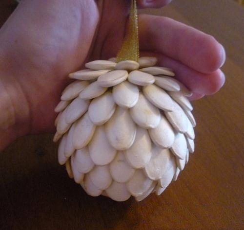 Украшение из тыквенных семечек