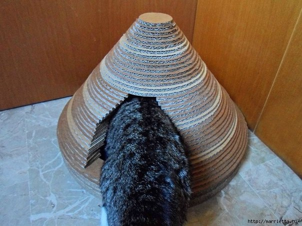 Стильный домик для кота из картона