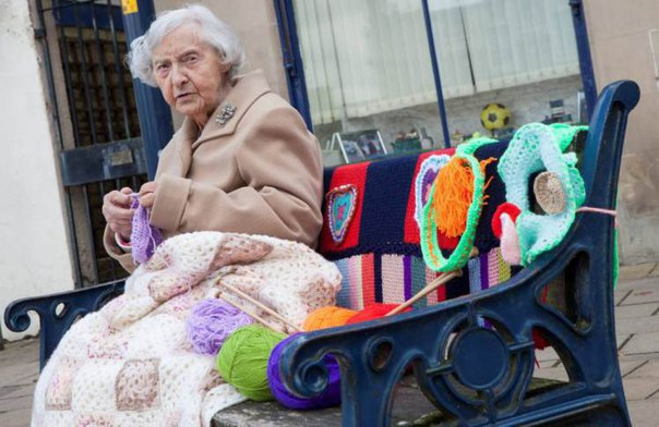 Эта чудесная 104-летняя старушка по имени Грэйс Бретт вяжет удивительные вещи...