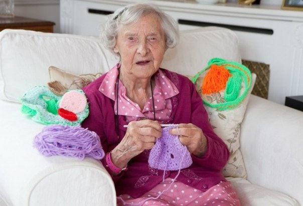 Эта чудесная 104-летняя старушка по имени Грэйс Бретт вяжет удивительные вещи...