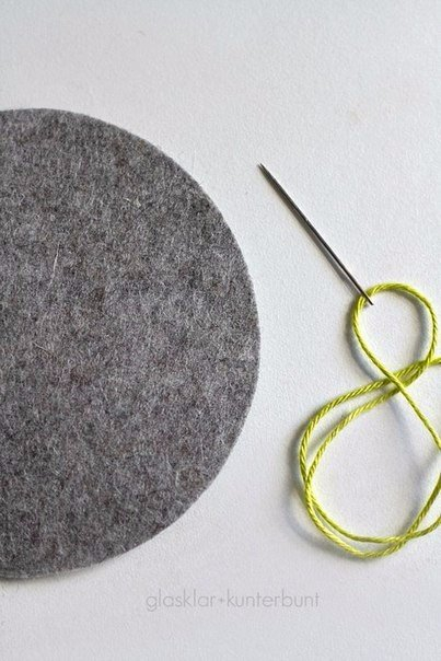 Подставка под горячее из войлока с обвязкой крючком