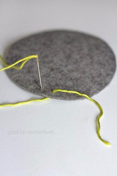 Подставка под горячее из войлока с обвязкой крючком