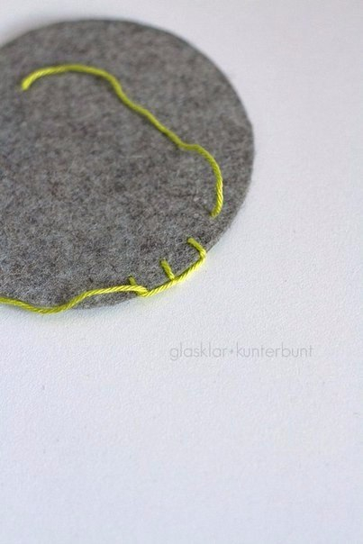 Подставка под горячее из войлока с обвязкой крючком