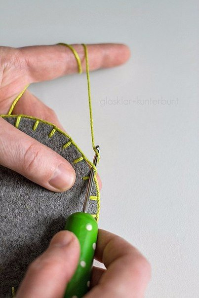 Подставка под горячее из войлока с обвязкой крючком