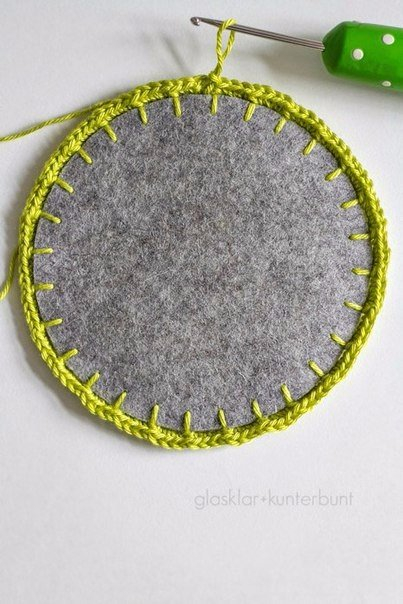 Подставка под горячее из войлока с обвязкой крючком