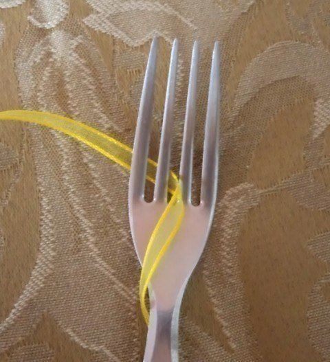 Маленький ажурный бантик при помощи вилки