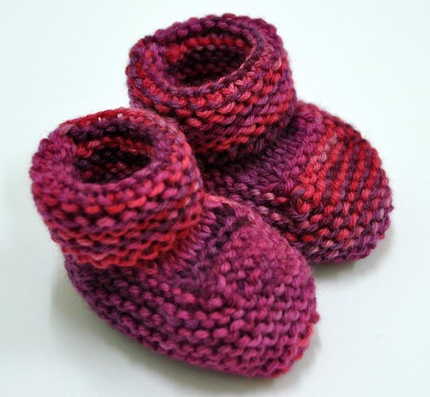 Простые пинетки на двух спицах 