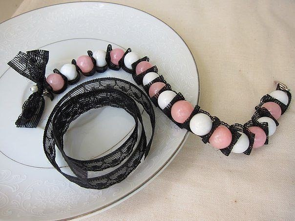 Браслет из кружев и бусин