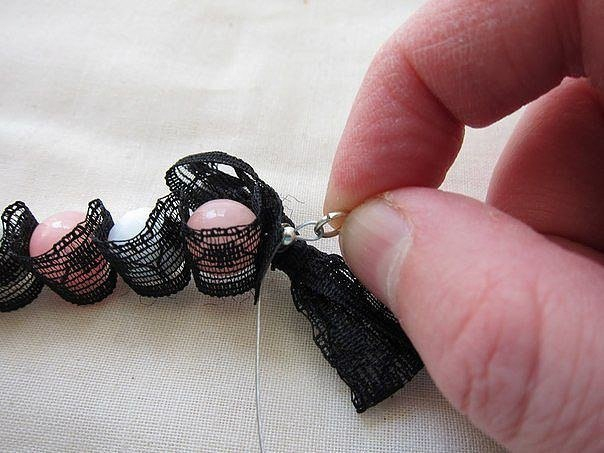 Браслет из кружев и бусин