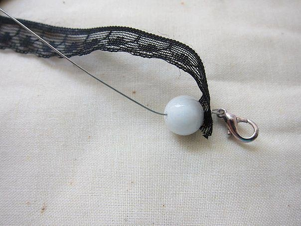 Браслет из кружев и бусин