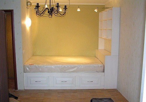 Небольшая кровать в нише однокомнатной квартиры