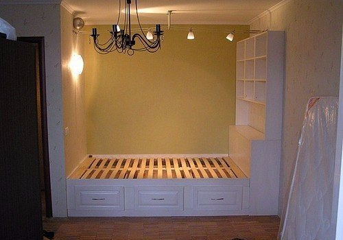 Небольшая кровать в нише однокомнатной квартиры