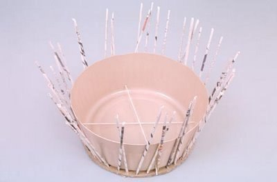 Плетём корзинку из газетных трубочек