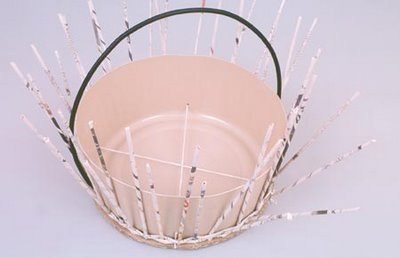 Плетём корзинку из газетных трубочек