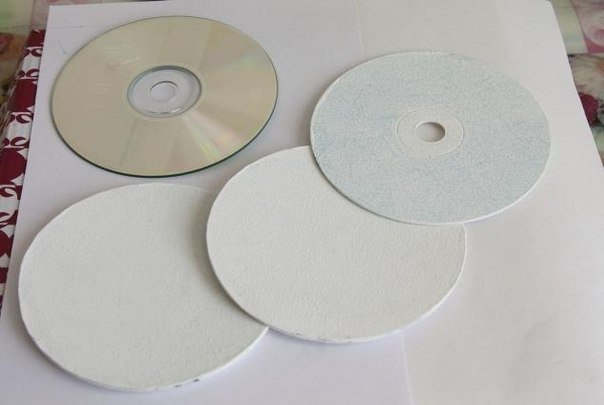 Подставки для кружек из ненужных СD-дисков