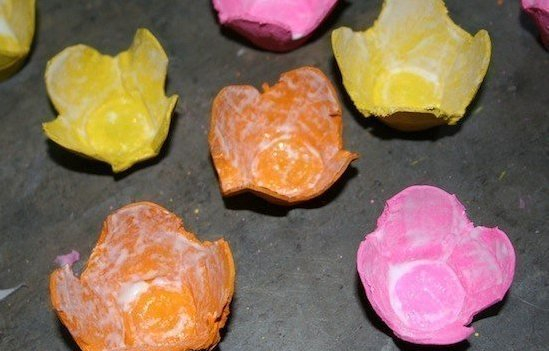 Цветочное панно из яичных лотков и картона