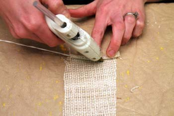 Цветы из мешковины делаются просто, смотрятся стильно