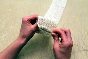 Цветы из мешковины делаются просто, смотрятся стильно