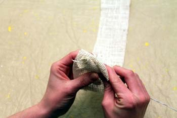 Цветы из мешковины делаются просто, смотрятся стильно