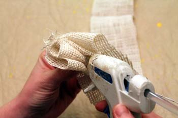 Цветы из мешковины делаются просто, смотрятся стильно