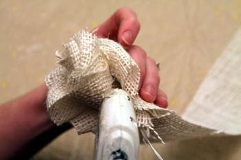 Цветы из мешковины делаются просто, смотрятся стильно