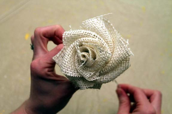 Цветы из мешковины делаются просто, смотрятся стильно