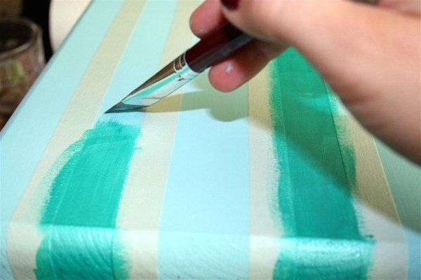 Несколько взмахов кистью, и обычная табуретка превращается в стильную