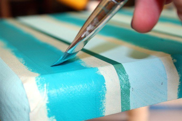 Несколько взмахов кистью, и обычная табуретка превращается в стильную