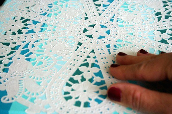 Несколько взмахов кистью, и обычная табуретка превращается в стильную