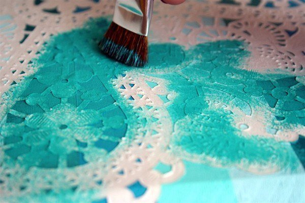 Несколько взмахов кистью, и обычная табуретка превращается в стильную