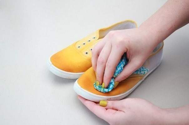 Окрашивание кед техникой Омбре