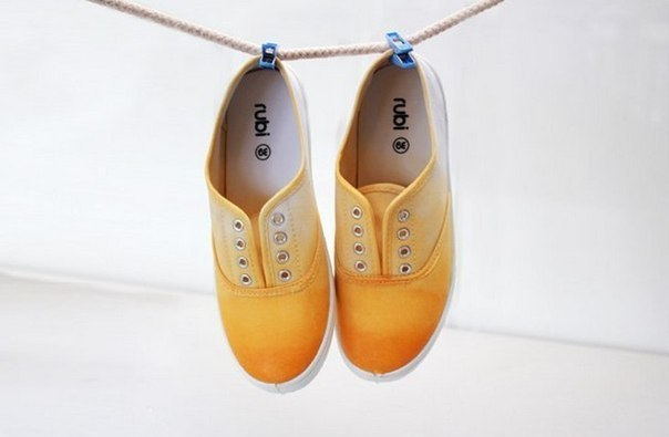 Окрашивание кед техникой Омбре