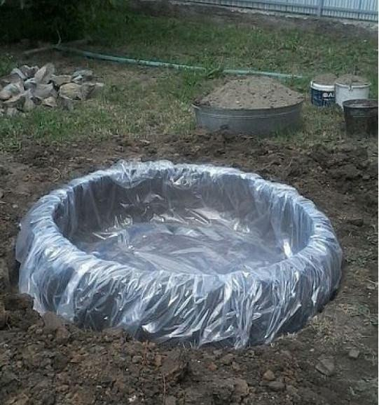 Сосед по даче соорудил себе на участке пруд