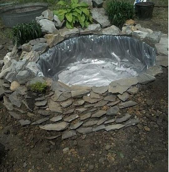 Сосед по даче соорудил себе на участке пруд