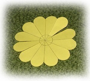 Цветы из бумаги для праздничной сервировки