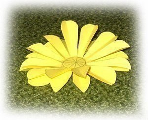 Цветы из бумаги для праздничной сервировки