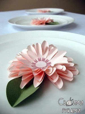 Цветы из бумаги для праздничной сервировки