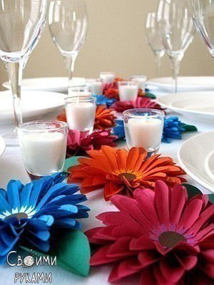 Цветы из бумаги для праздничной сервировки