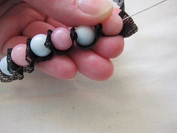 Браслет из кружев и бусин для стильного образа