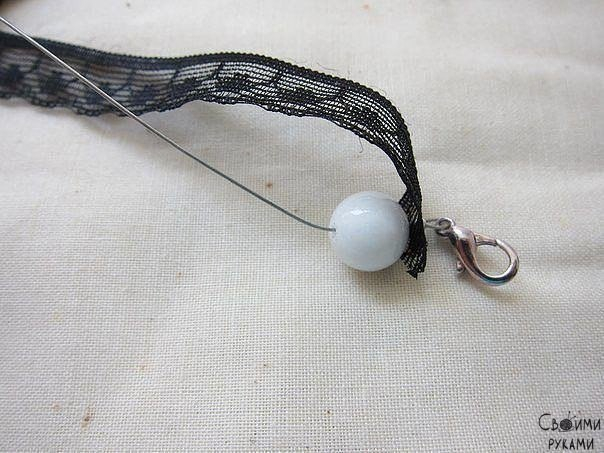 Браслет из кружев и бусин для стильного образа