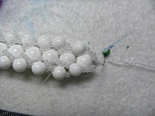 Вот какой браслет можно сплести из бусин